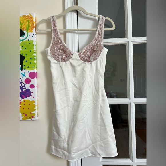 HOUSE OF CB 'Cassandra' Ivory Satin and Lace Mini Dress /Size S-US 4-6 - Picture 3 of 4
